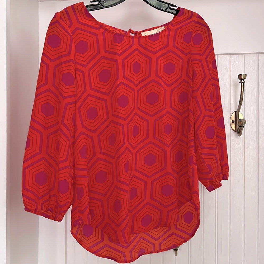 Francesca’s orange and purple hexagon flowy top with keyhole back.